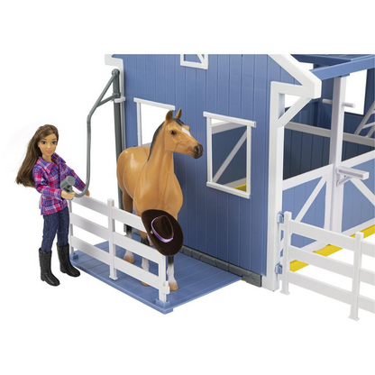Breyer Deluxe Country Stable with Horse &amp; Wash Stall